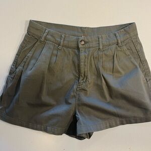 Free People Billie Chino Army Green Shorts Front Pleats Size 8. 2.5” inseam.